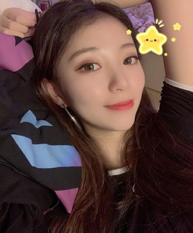 最美篮球宝贝黄逸辉,与易建联合影走红,如今跨队与球员恋爱?