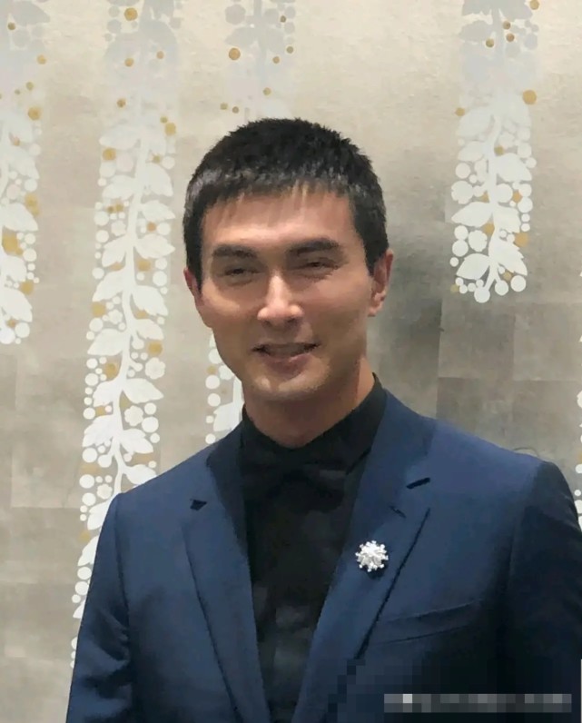 男神高伟光近照不修图有点显老特别是这发型拉低了他颜值