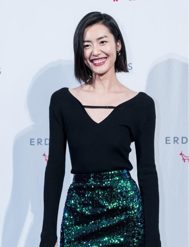 刘雯挺适合穿裹身装肩直腰细秀t型身材侧身时线条真迷人