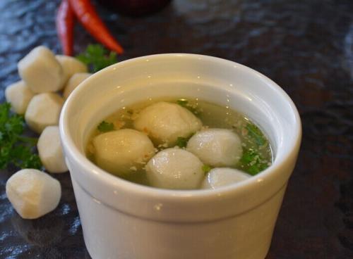 清汤鱼丸:鱼圆似白玉,色泽鲜明,滑嫩鲜美