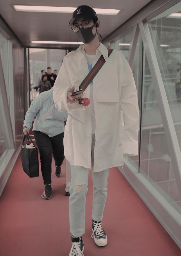 下半身破洞牛仔裤又可以为肖战"漫画腿"的展现提供一个平台,留意他这