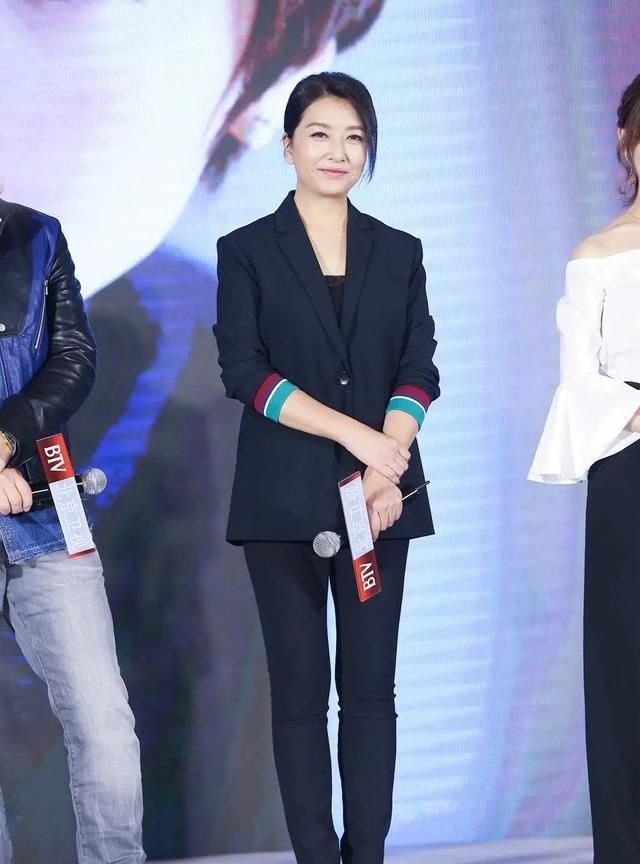 江珊年过半百风韵犹存,一身黑衣黑裤大气优雅,亲和力十足