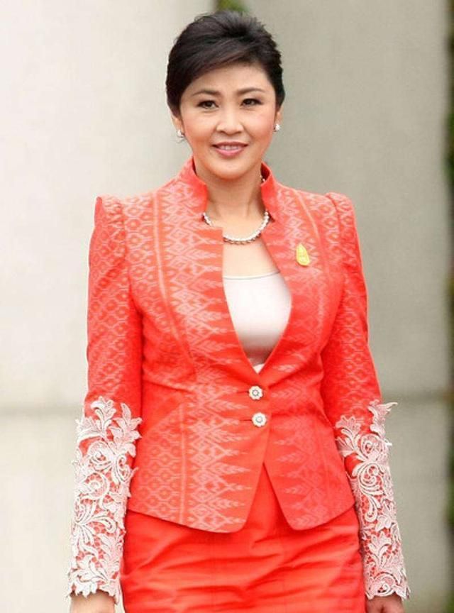 泰国总理选美冠军英拉,泰式穿搭别有韵味,混血从不让人失望