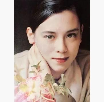 在安东尼奥的一手打造下,周天娜果然扬名国际,成为时尚界新的宠儿.