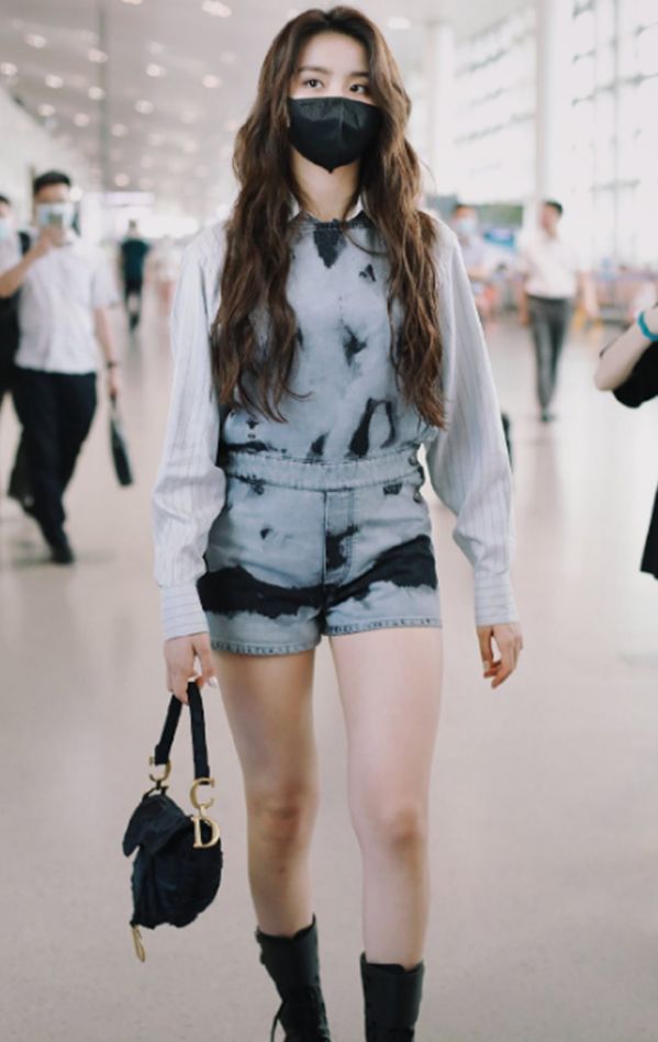 金子涵脸虽小,但看到她穿裤子后的腿型:说有110斤我都信