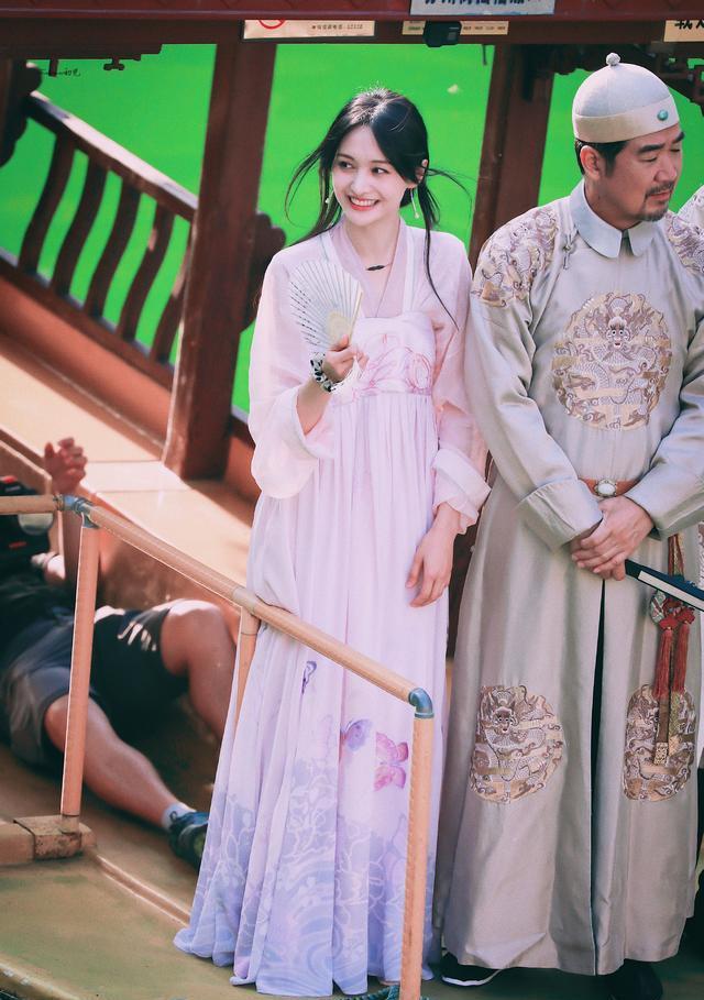 难怪郑爽粉丝喊话郑爽多拍古装剧,综艺古装都能美得像小仙女