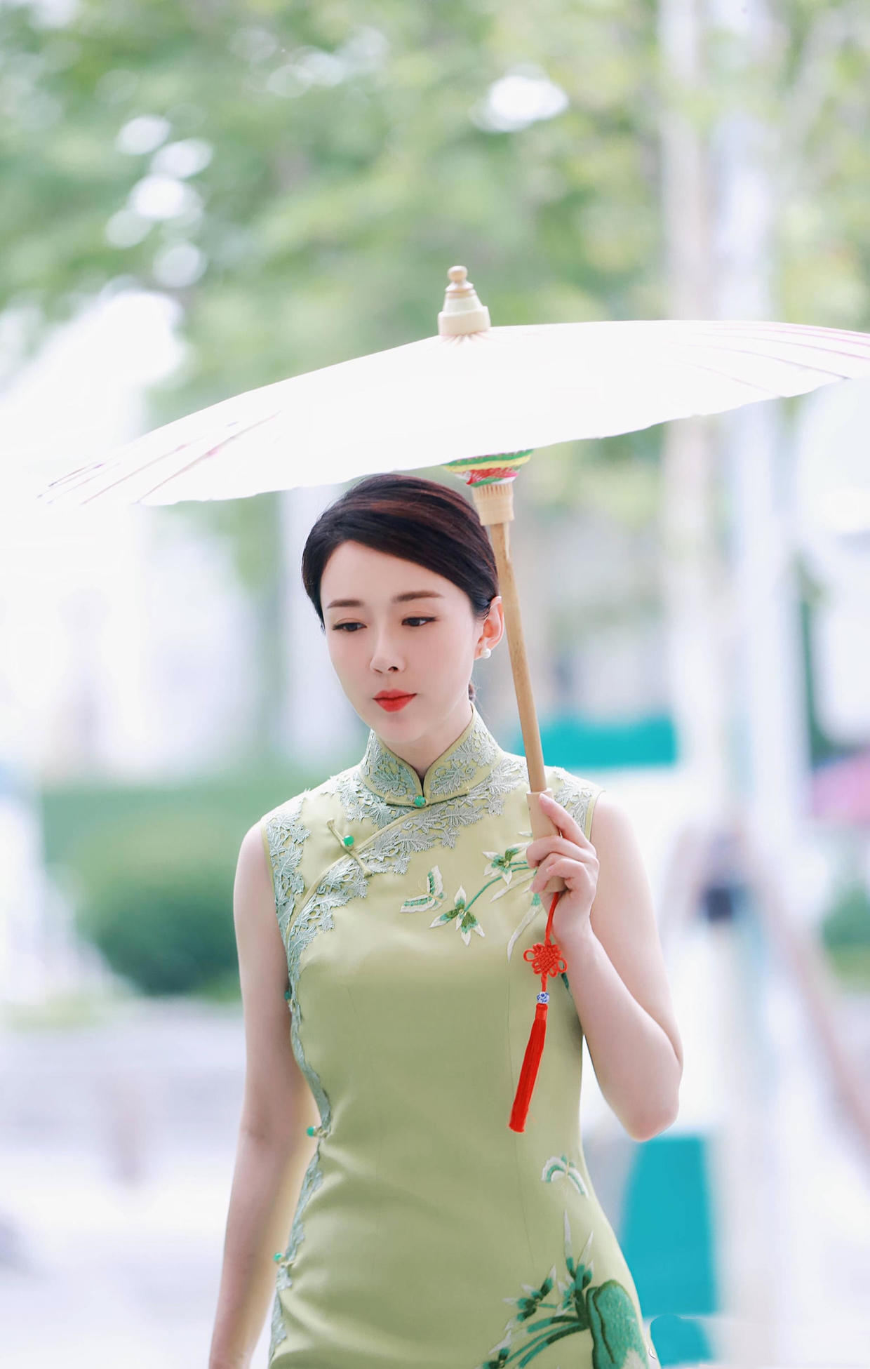 颜丹晨旗袍造型风情万种,穿淡绿色刺绣旗袍清新素雅,气质温婉