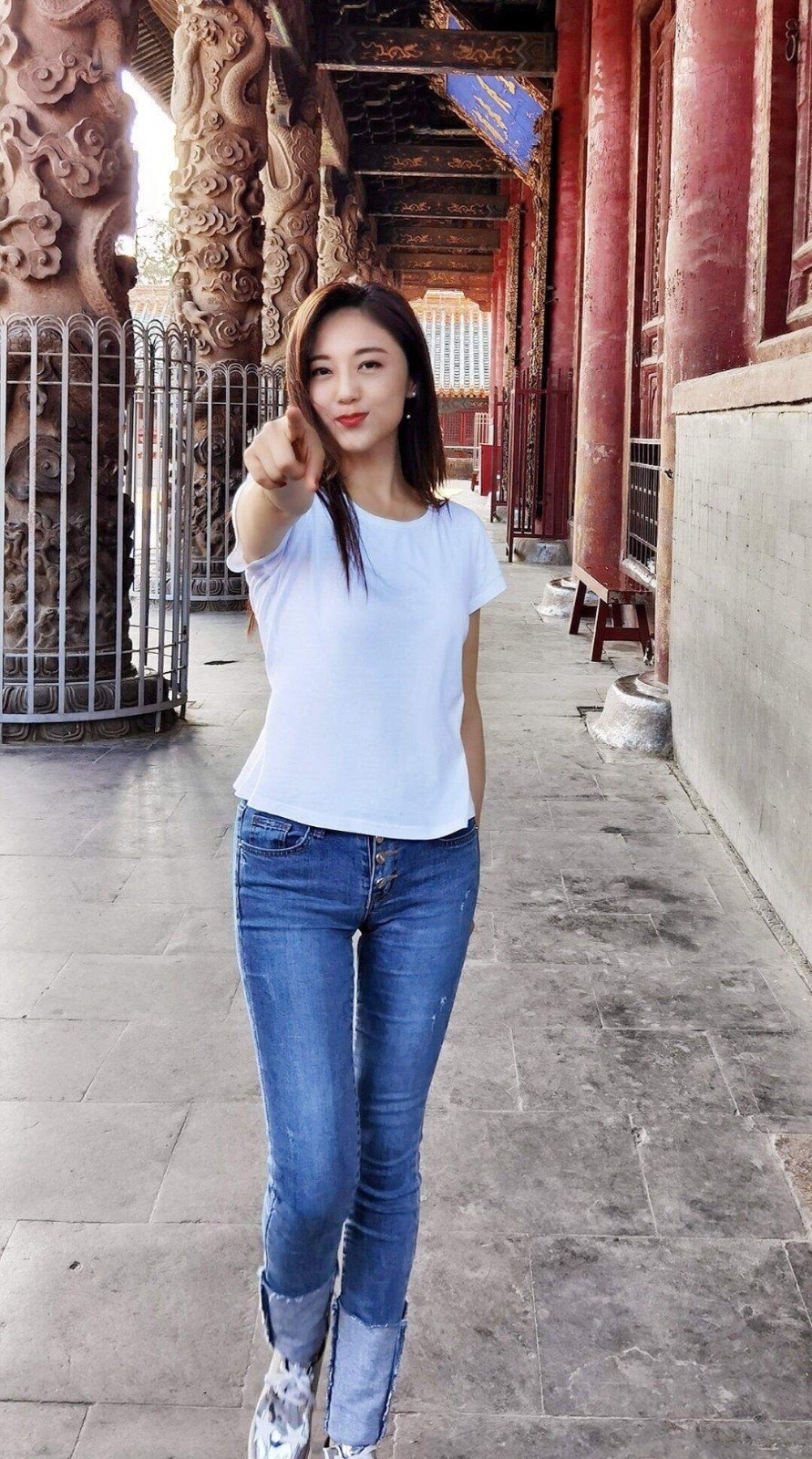 玖月奇迹王小玮真会"胖",白t恤搭配牛仔裤,这身材让人看自卑