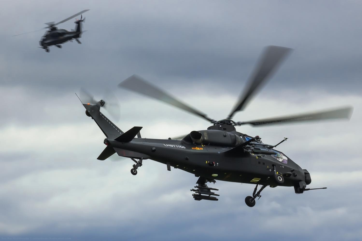 没有垂直起降战机,武直10演练登陆舰起降,为登上075做准备