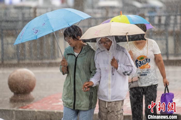 山西省气象台5日变更为暴雨黄色预警。　武俊杰 摄