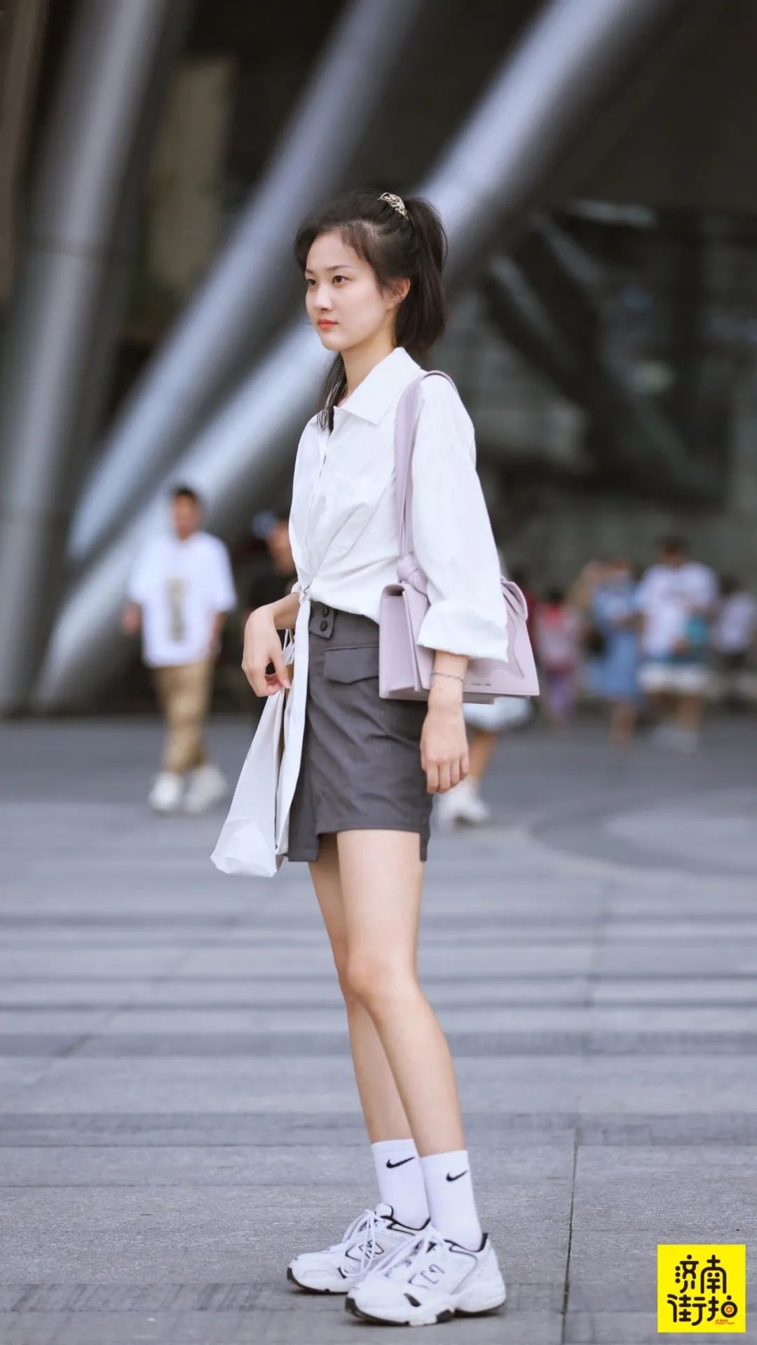 街拍单身的人真的是连一场雨都淋不好啊