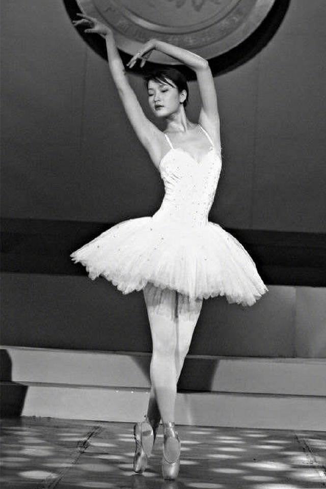 女明星芭蕾舞造型,刘亦菲神似赫本,迪丽热巴宛如芭蕾公主