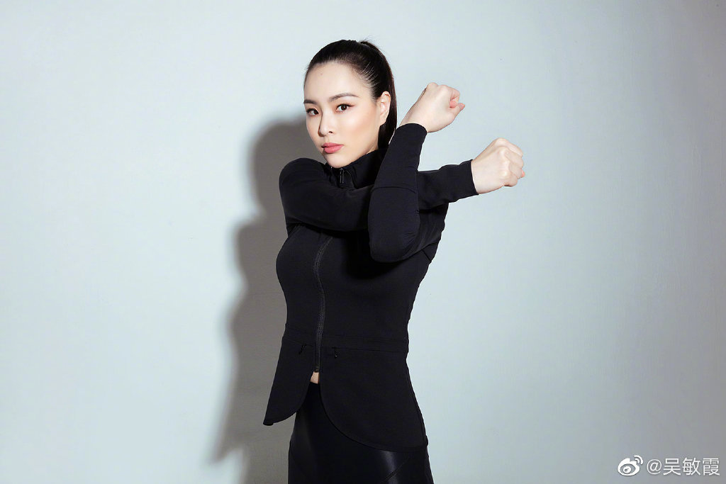 穿白衬衫格子裙,扎双麻花辫清纯可人|吴敏霞|格子裙|麻花辫_新浪新闻