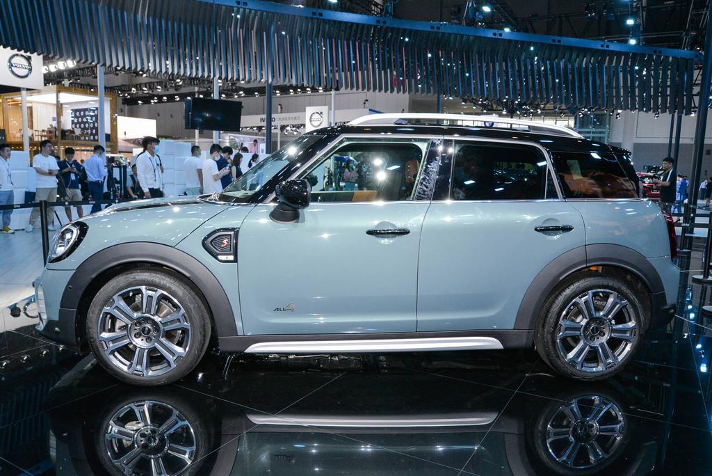我们可以发现这辆mini车型不那么"迷你"的一面,定位于suv的countryman