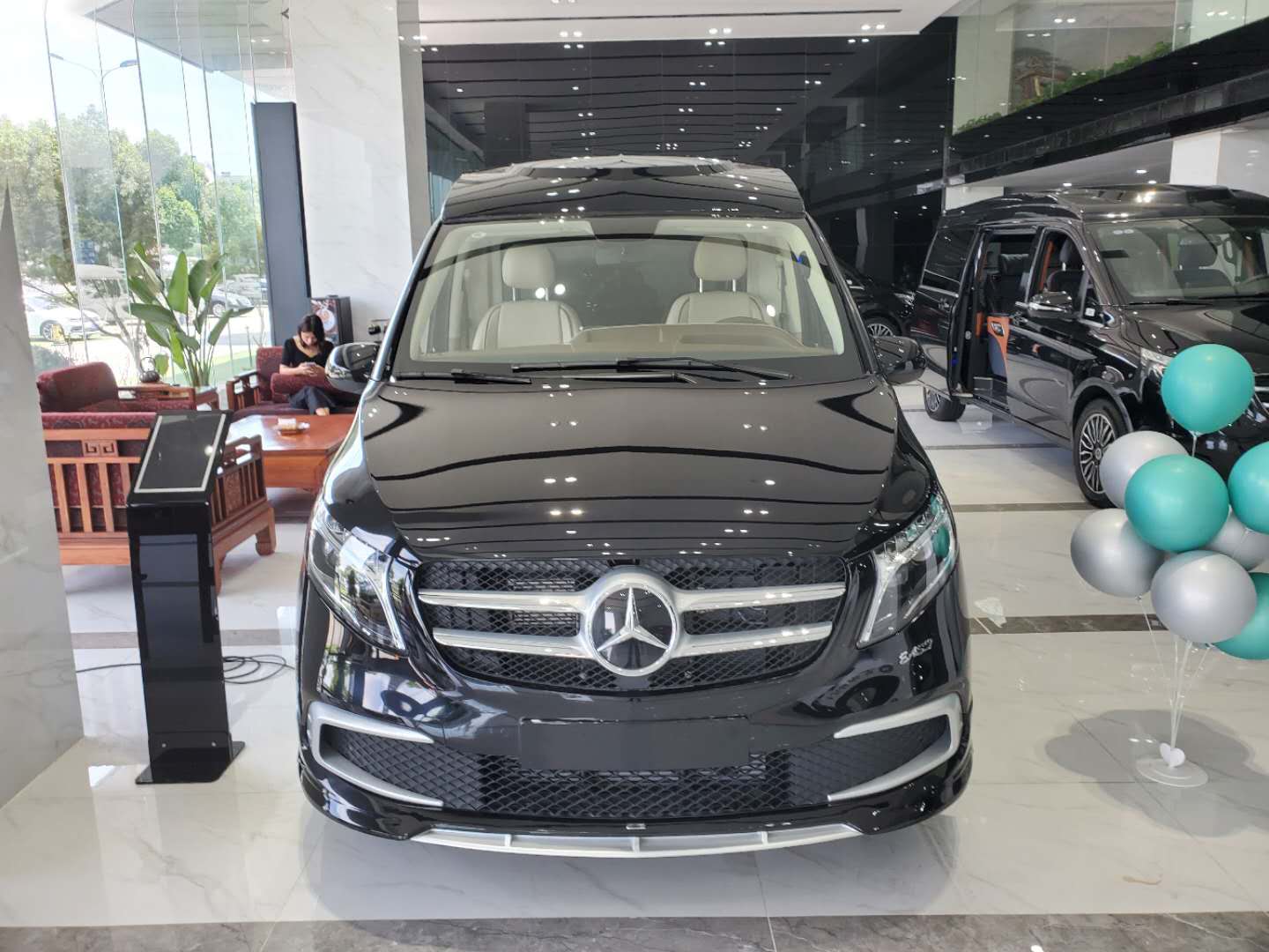 新款奔驰威霆高顶全隔断商务车