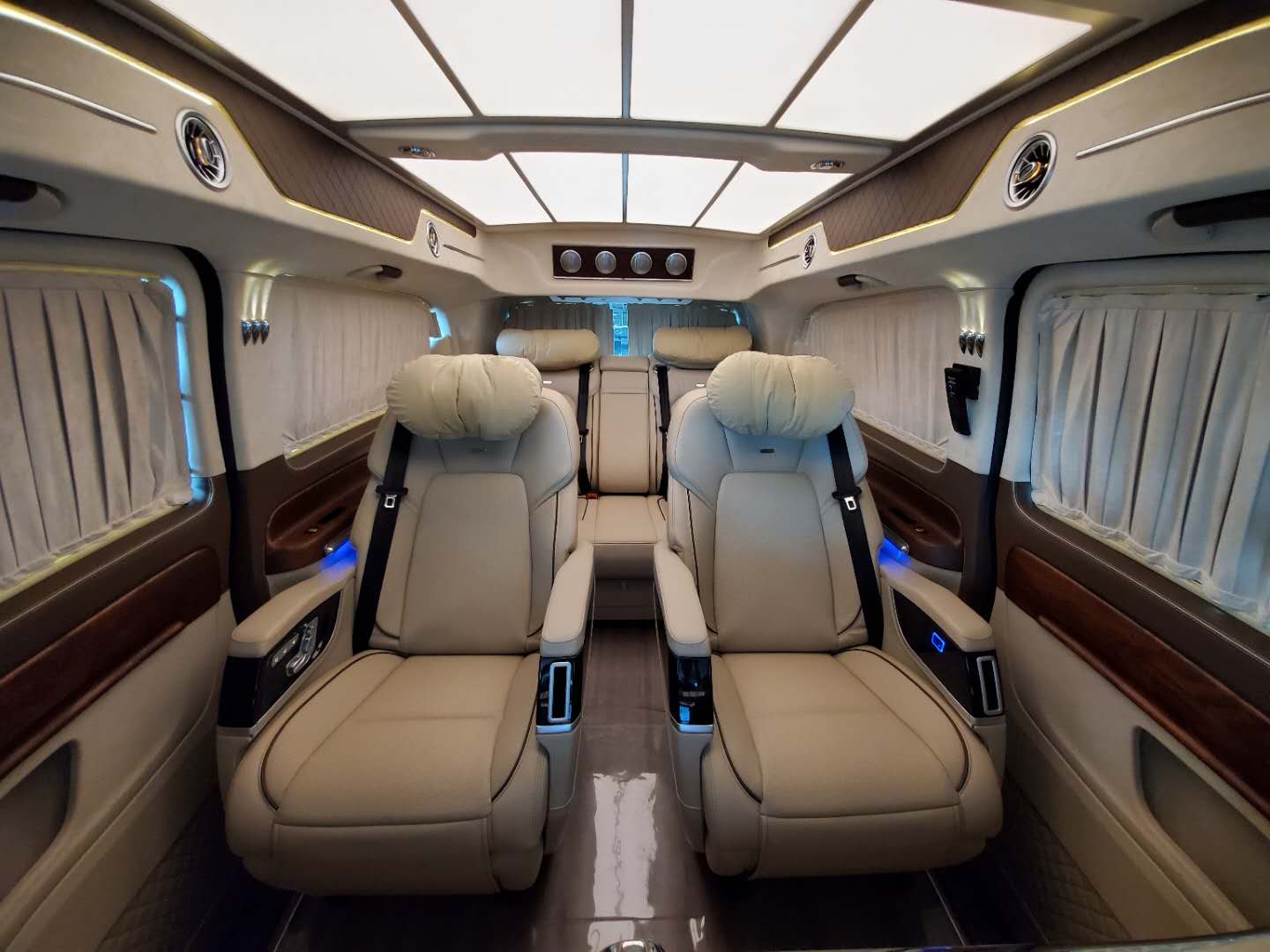 新款奔驰威霆高顶全隔断商务车 加装V260操控台-新浪汽车