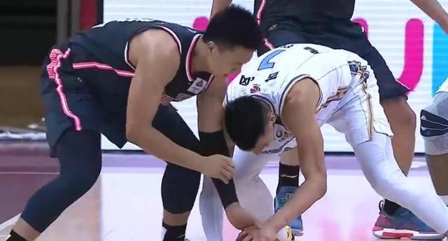 争议动作任骏飞疑故意伸腿绊倒翟晓川裁判吹违体球迷真脏