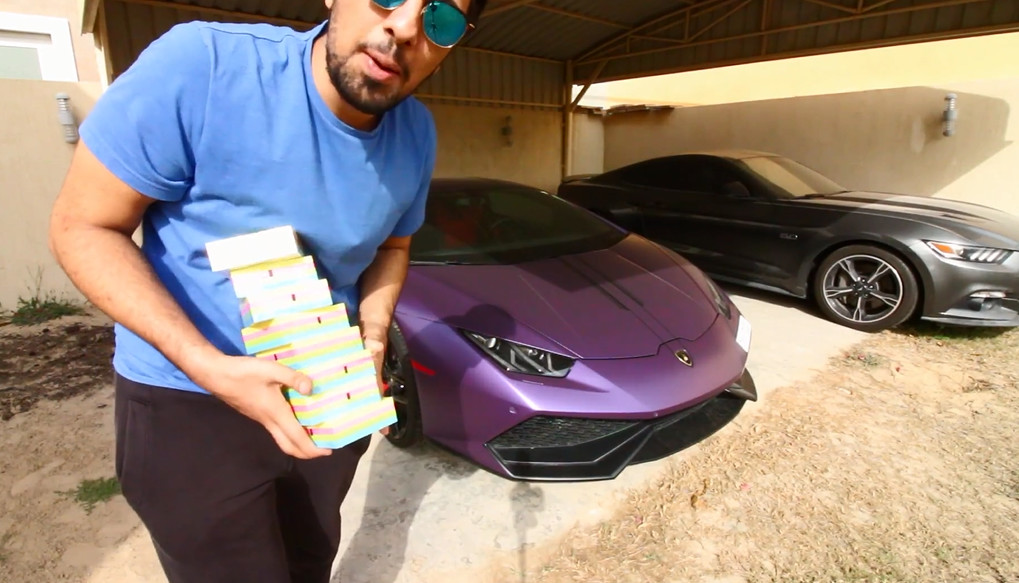 土豪将三百万跑车贴满"我爱你"便利贴 有这男友还不够吗