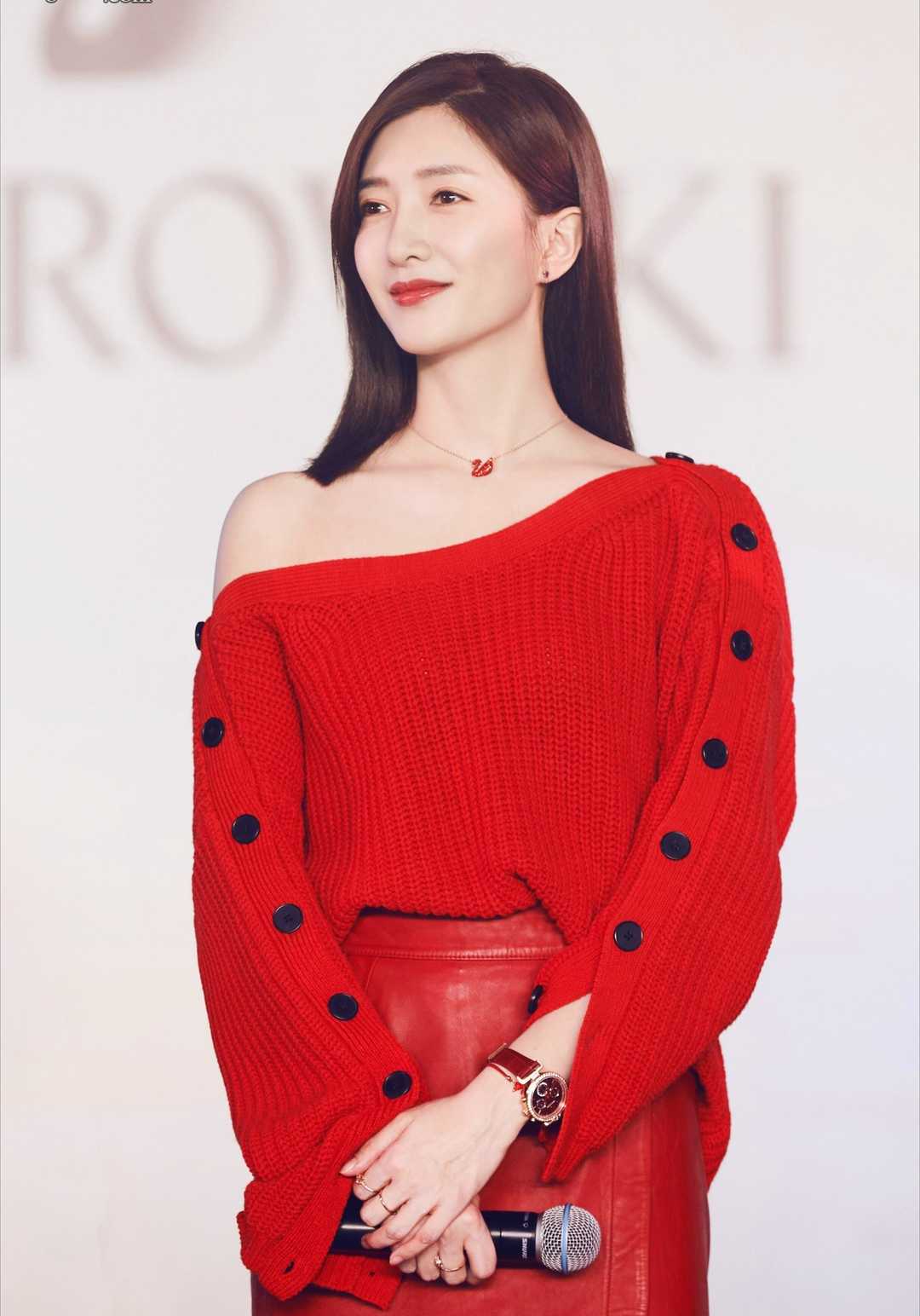 一身红色look精致高级,身材高挑很有欧美范