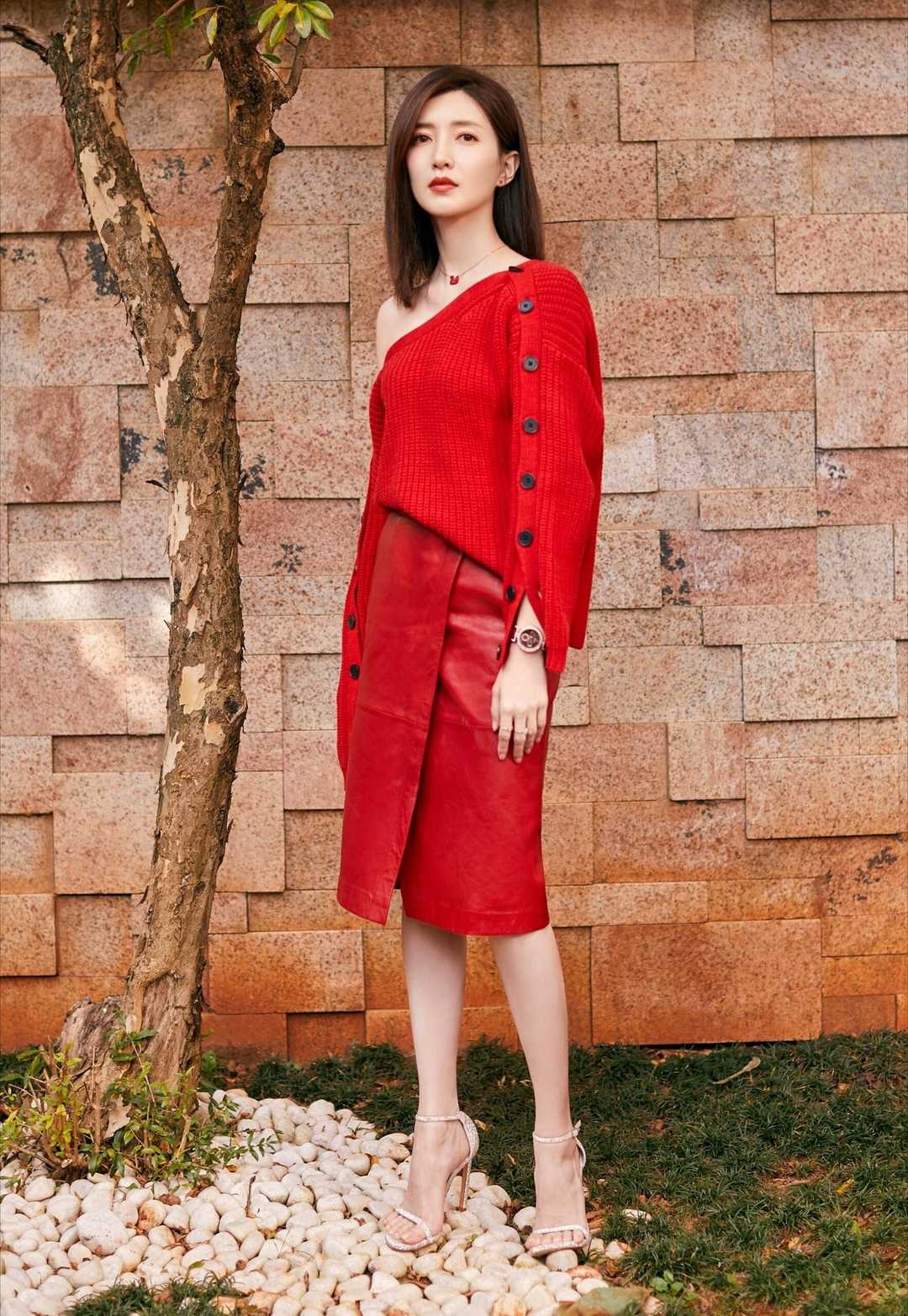 一身红色look精致高级,身材高挑很有欧美范