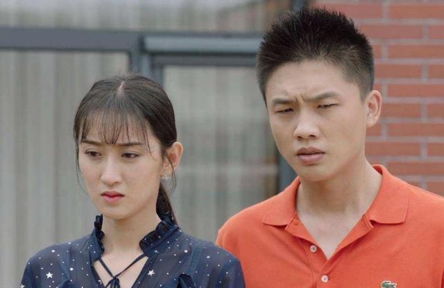 唐艺兮在乡村爱情中饰演一名教师穿着土气却掩盖不住超高的颜值