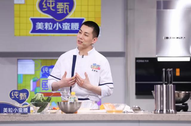 经过11期节目的比拼,《鲜厨100》最终产生三强选手,冯伟,卡斯柏,戴广