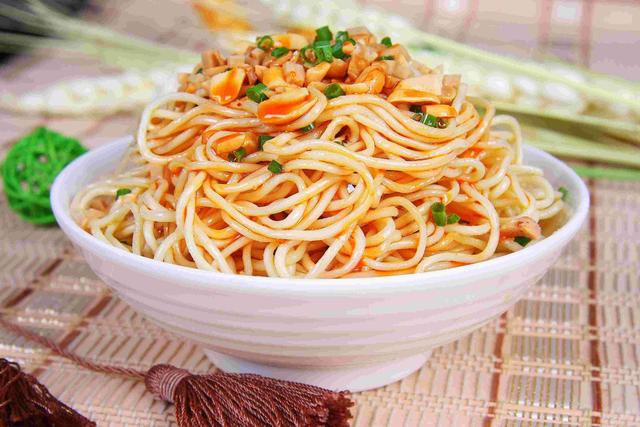 教你开胃解馋的麻辣凉面,吃一口就忘不了,好吃到最后汤汁都不剩