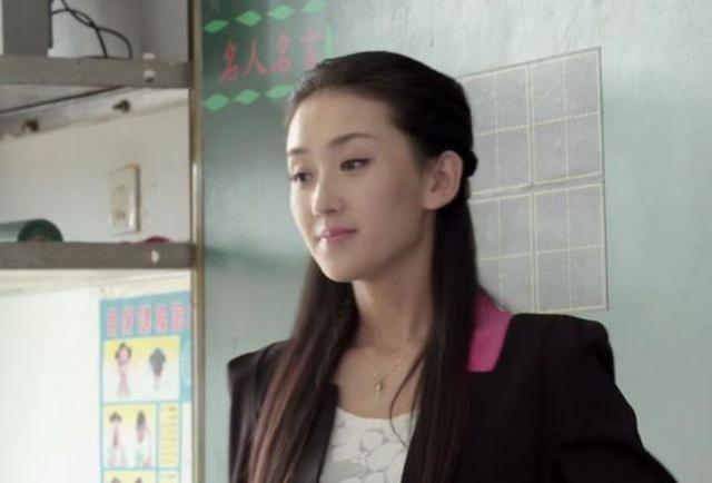 唐艺兮在乡村爱情中饰演一名教师穿着土气却掩盖不住超高的颜值