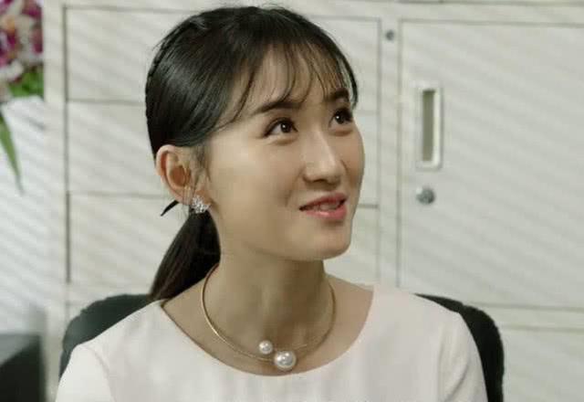 唐艺兮在乡村爱情中饰演一名教师穿着土气却掩盖不住超高的颜值