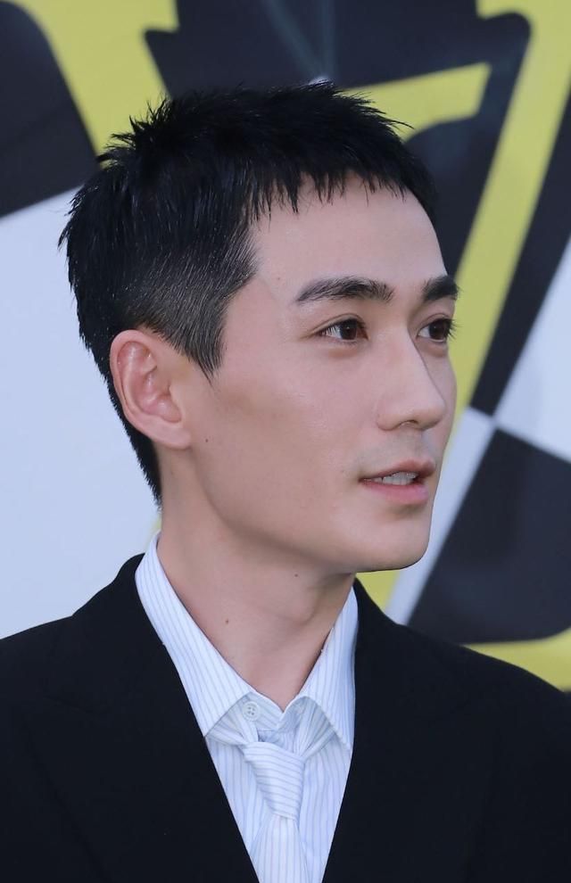 lv大秀,朱一龙意外展露可爱一面,成熟男人的称号要保不住了!