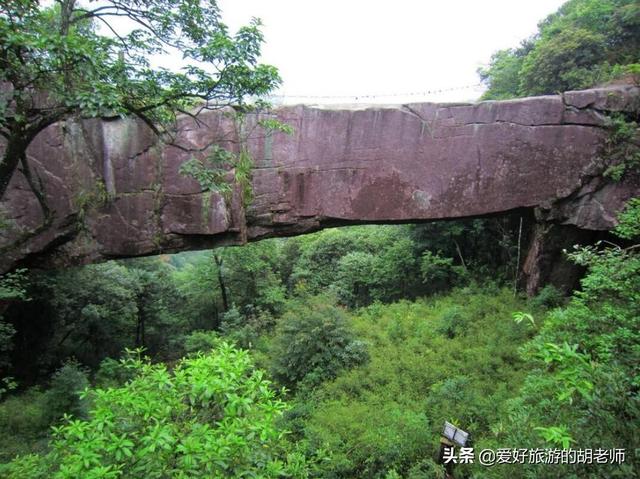 而与八面山不一样,桂东铁山风景区则是有着裸露的悬崖峭壁,别有一番
