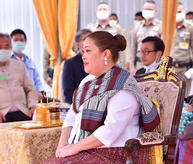 体重180斤的泰国胖公主亮相白衣配花裙绷好紧只怪王室伙食好