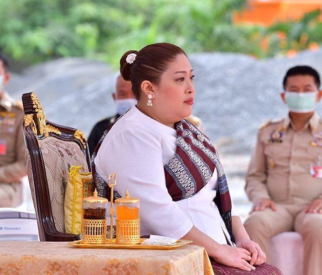 体重180斤的泰国胖公主亮相白衣配花裙绷好紧只怪王室伙食好