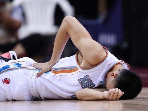 真正应该道歉的是曾繁日这种球员,他对尤度无下限的"掏裆"才应该球迷