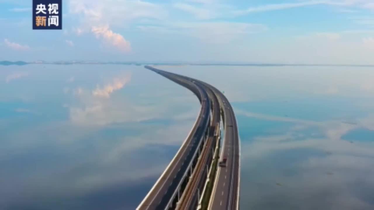 "水上列车" 驶过南京"天空之镜"石臼湖