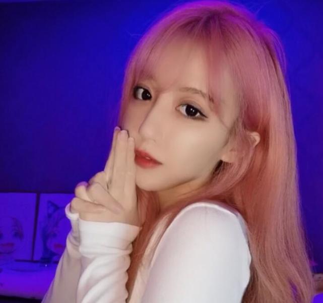 除了年龄之外,她的真实名字也很有趣,叫做吉昕薇,昕薇这两个字在