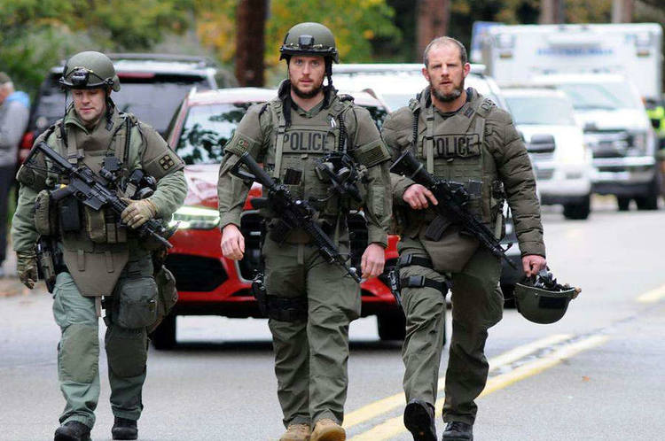 胆真大美国一男子拿ak47步枪与7名警察火拼枪战中被子弹击中