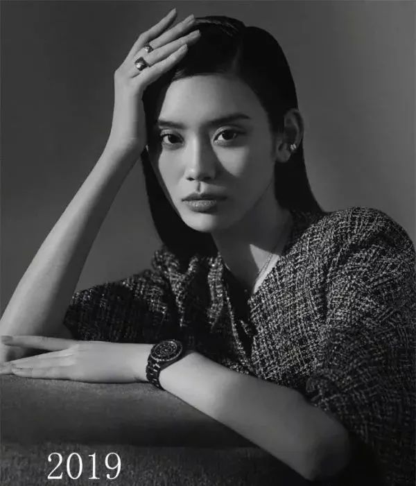 奚梦瑶产后首次复工亮相脸部圆润眼睛变大生完孩子长相变少女