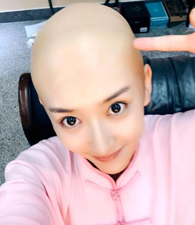 唐艺兮在乡村爱情中饰演一名教师穿着土气却掩盖不住超高的颜值