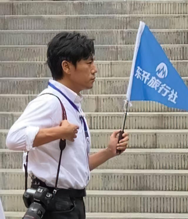 就在前一段时间,秦昊自己还自己化身导游,举着小旗写着"东升旅行社"