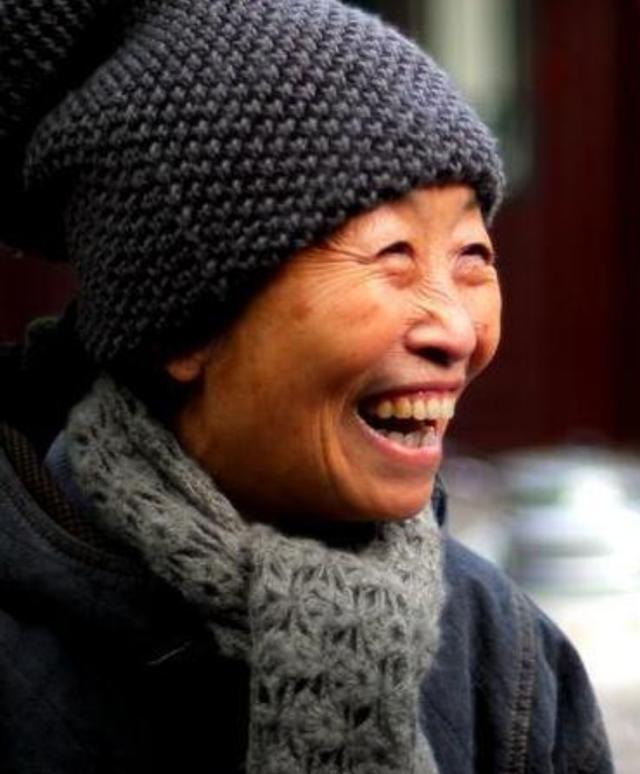 丑娘张少华曾带人抄新凤霞的家打残其腿多年后报应来了