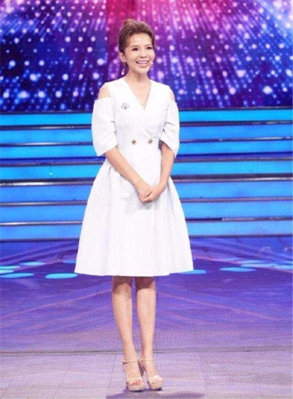 穿粉色就是装嫩朱迅穿粉裙搭高跟鞋全身都散发着知性的味道