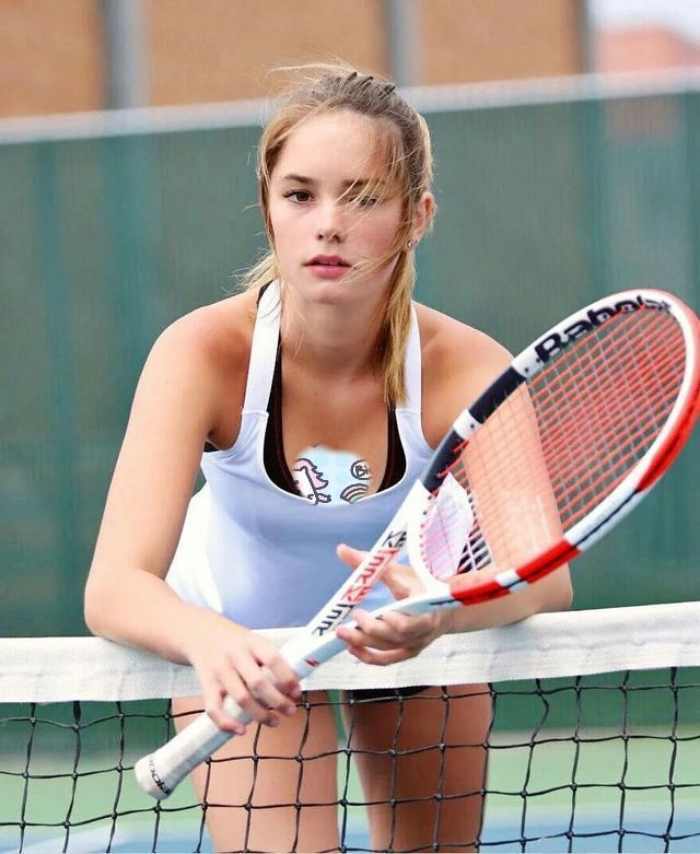 15岁美国网球天才少女红色紧身性感运动服遮不住的丰满身材