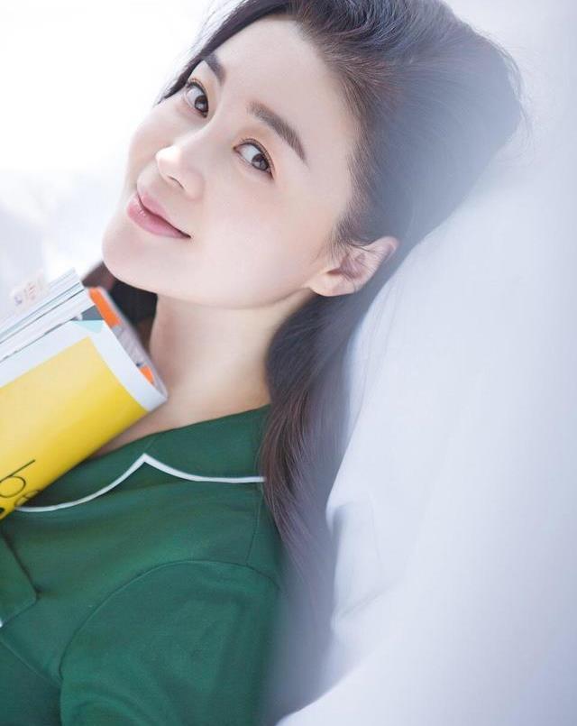 唐艺兮在乡村爱情中饰演一名教师穿着土气却掩盖不住超高的颜值