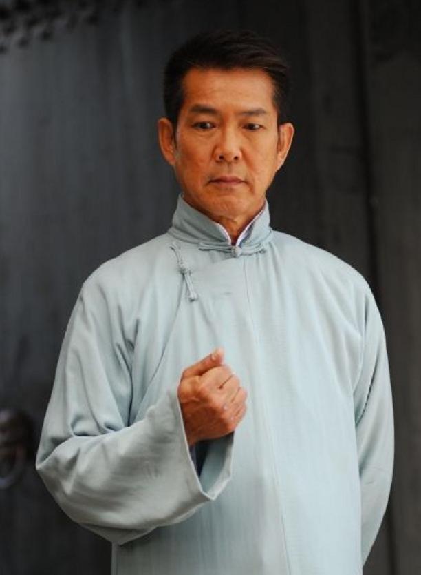 80年代武打巨星元彪罕露面,保养得宜不显老,人气爆棚遭师奶围堵