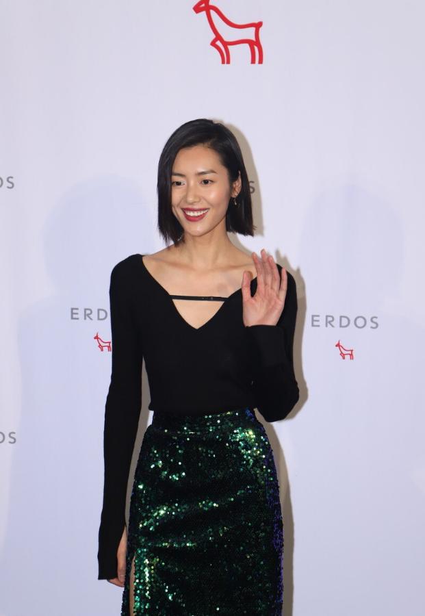 刘雯挺适合穿裹身装,肩直腰细秀"t型"身材,侧身时线条真迷人