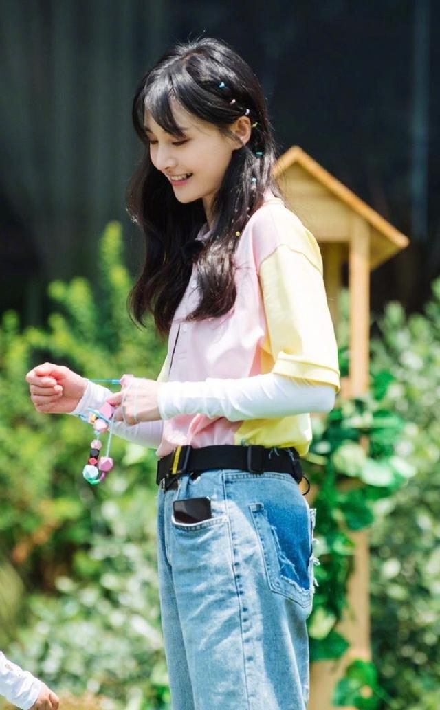 郑爽复古港风绝了,黑色波点长裙 红唇卷发,高级养眼又慵懒迷人