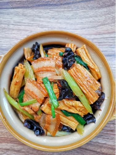 5分钟快手菜美味下饭的西芹炒腐竹