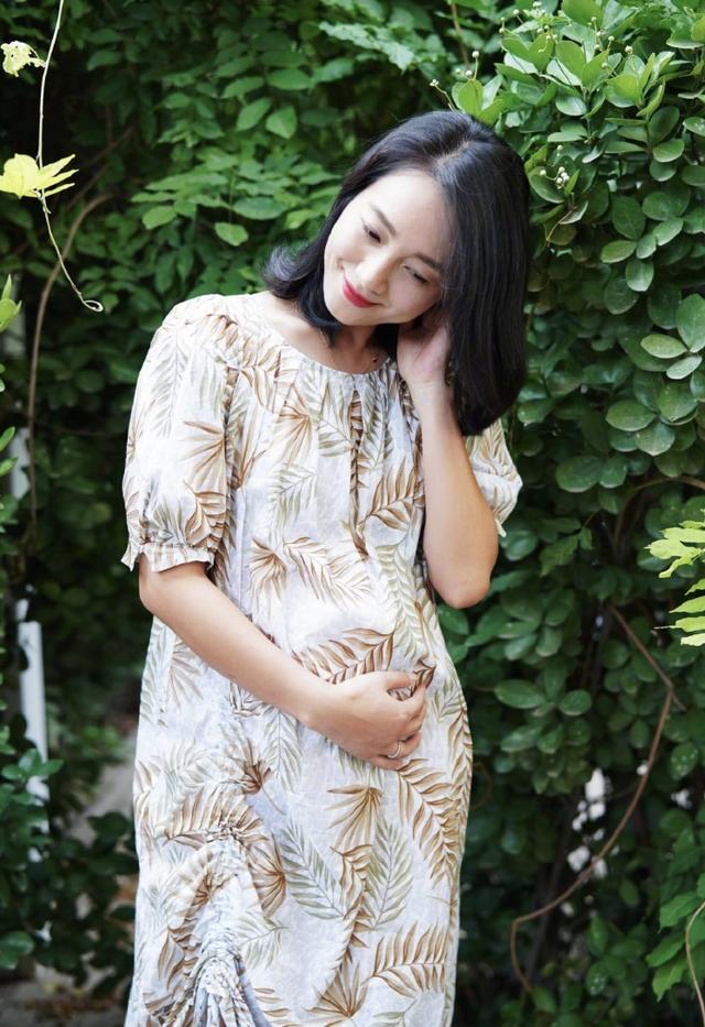 这张在景区里许愿时候的照片,朱丹的孕肚看起来格外的大,仿佛分分钟