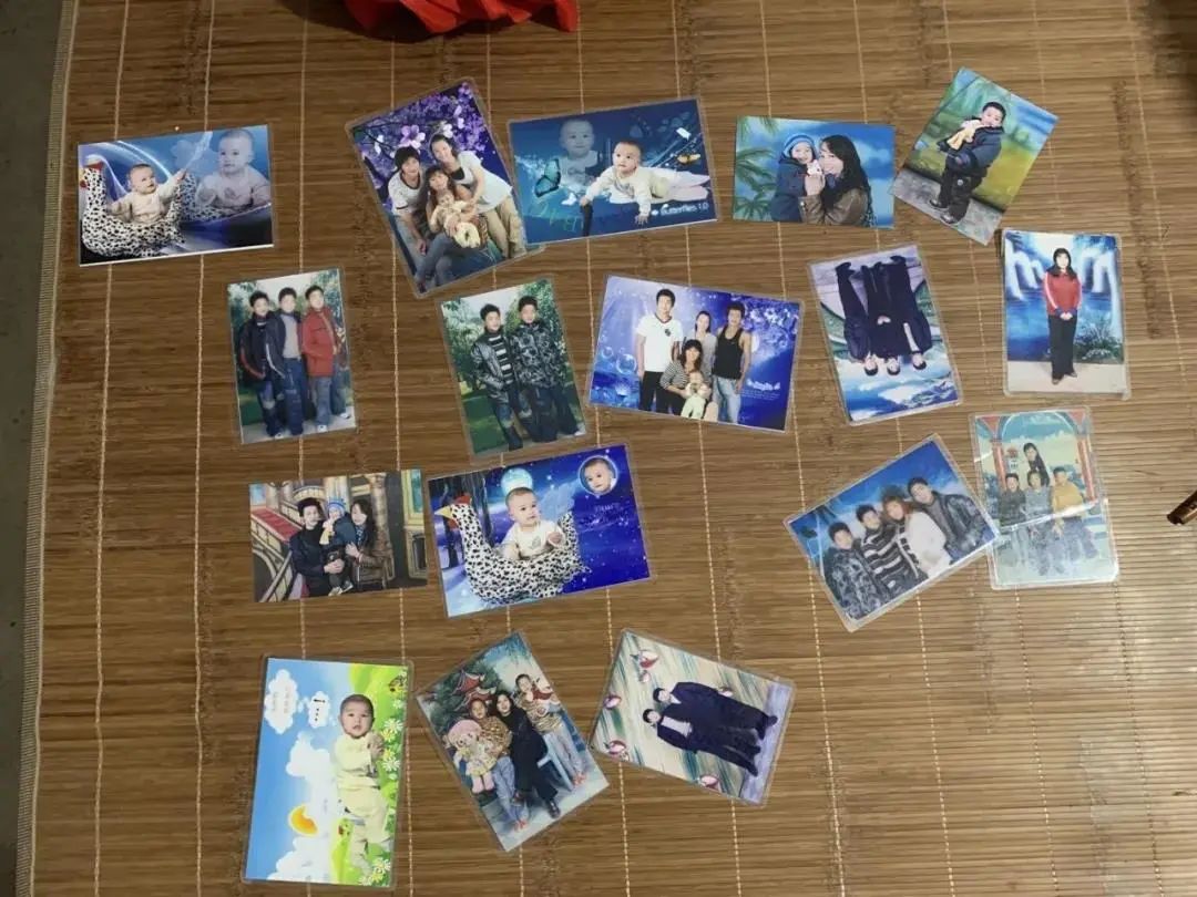 ▲8月4日，张玉环在狱中积攒的家人照片，很多都是儿子尚在襁褓中的照片。新京报记者 张胜坡 摄